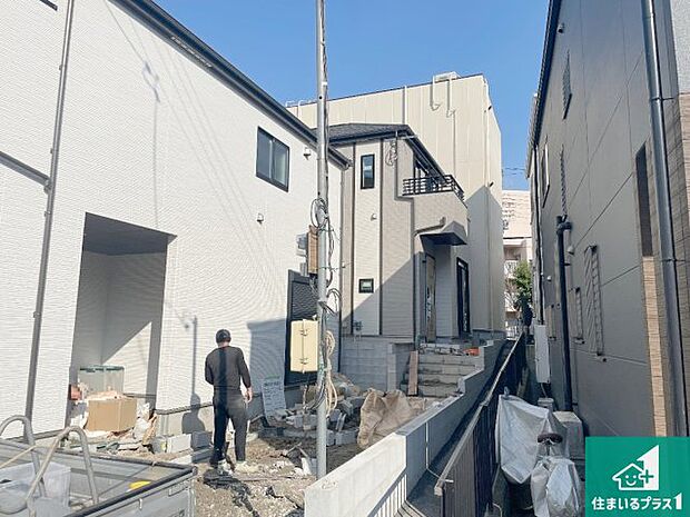 【外観】周辺は落ち着いた街並みの住宅地！子育てがしやすい住環境です！まだ未完成ですが、現地でしかわからない事もございます。是非一度ご覧ください。