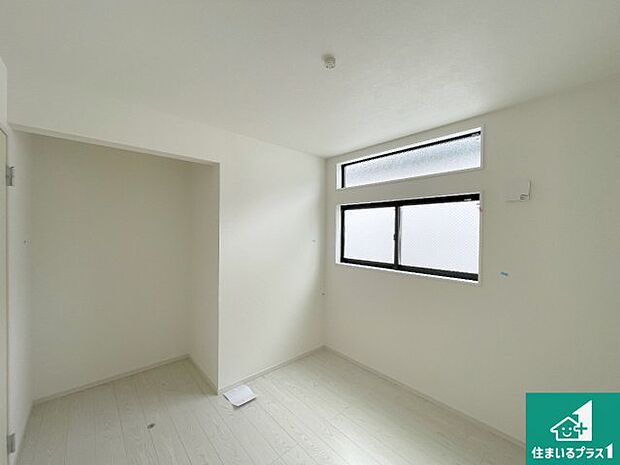 【洋室】シンプルな洋室は、自分好みのインテリアが楽しめます♪ご家族とインテリアや家具を選びに行くのは新築購入時の醍醐味の一つです。ぜひお楽しみください♪