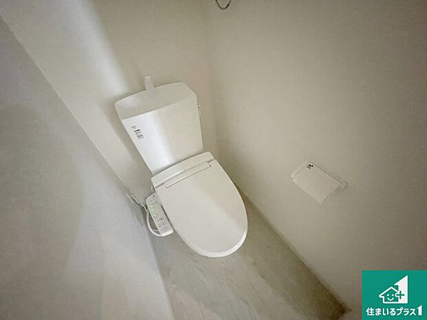 【トイレ】1・2階の2ヶ所にあるので、朝の忙しい時間の順番待ちもなく、深夜の利用にも大変便利です。