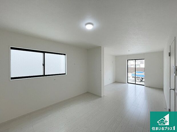 【居間・リビング】日当たり良好の明るいリビングで朝の目覚めもスッキリできそう！対面キッチンでご家族のコミュニケーションも自然と増える設計！小さなお子様が遊ぶスペースを作っても広々とくつろげるLDK！