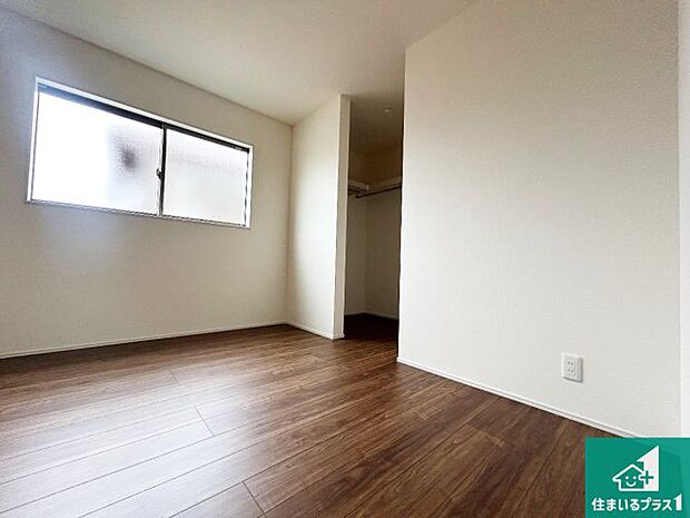 【洋室】ウォークインクローゼット付きで生活スペースもスッキリできます。各居室にも収納がありますので、お子様の衣類やおもちゃなどもしっかり収納できます。 