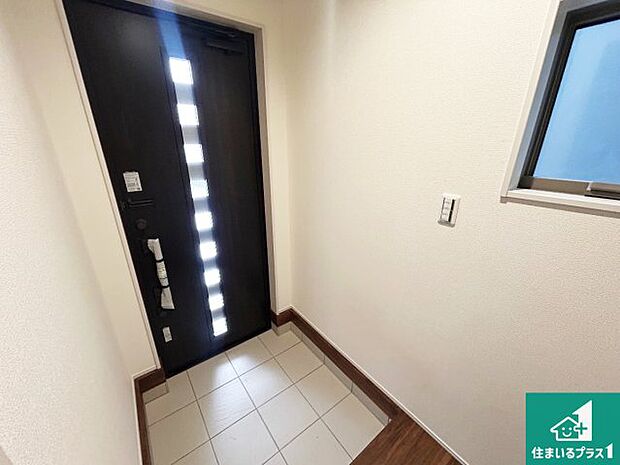 【玄関】シューズボックスにはたくさんの靴が収納できるので玄関周りはいつもスッキリ！ご家族が増えても安心！