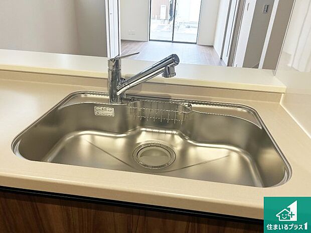【キッチンシンク】蛇口の先端に浄水器を内蔵しています！原水と浄水、お湯と冷水、シャワーの切替えがワンタッチなので用途によって使い分けられます。