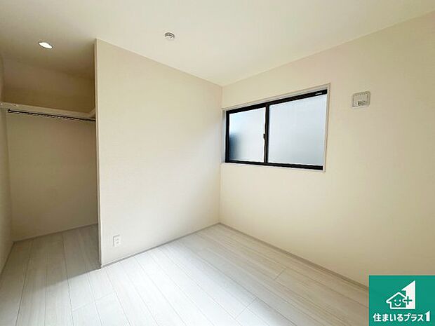 【洋室】シンプルな洋室は、自分好みのインテリアが楽しめます♪ご家族とインテリアや家具を選びに行くのは新築購入時の醍醐味の一つです。ぜひお楽しみください♪