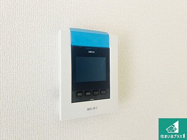 【カラーモニターインターホン】声だけでなく来訪者の姿や顔がモニターで確認できるので、小さなお子様がいらっしゃるご家庭でも安心できます!