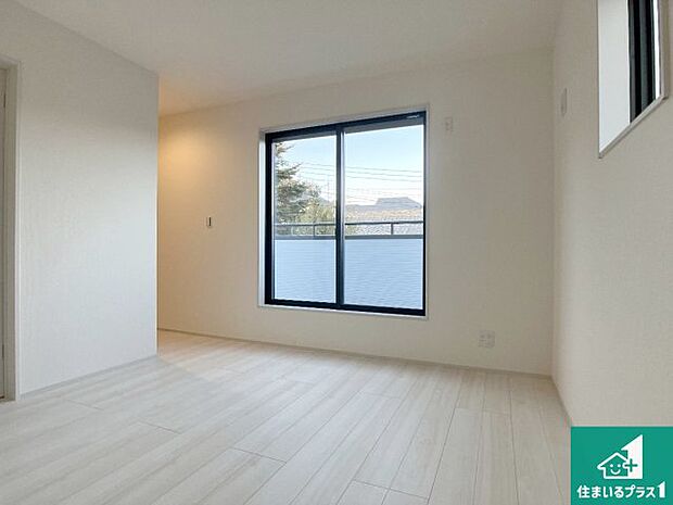 【洋室】寝室は心地よい眠りについてもらいたくて、シンプルかつ開放的な空間な設計にしています！大きな窓から差し込む日が心地いいです♪