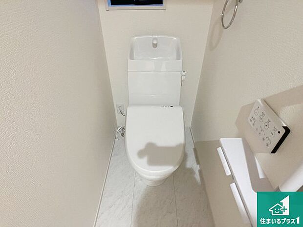 【トイレ】1・2階の2ヶ所にあるので、朝の忙しい時間の順番待ちもなく、深夜の利用にも大変便利です。