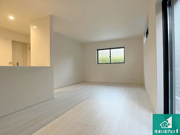 【居間・リビング】シンプルなリビングは、観葉植物等のインテリアを楽しめますね！パパ好みにも、ママ好みにも家具次第で雰囲気を変えることができます！