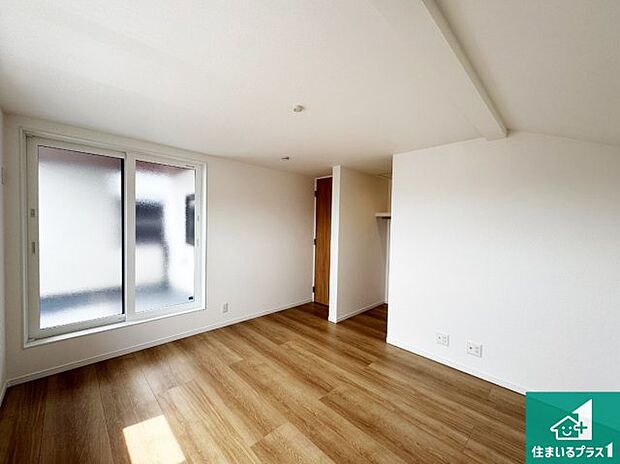 【洋室】寝室は心地よい眠りについてもらいたくて、シンプルかつ開放的な空間な設計にしています!大きな窓から差し込む日が心地いいです♪