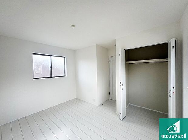 【洋室】収納スペースが充実しているので子供の成長に合わせてたくさん収納ができます!家族構成に合わせた様々な活用ができる収納!