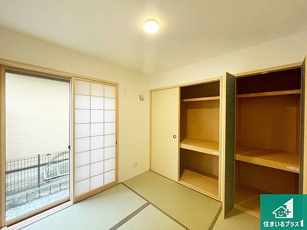 【和室】一室あると便利な和室は客間としてだけでなく、小さなお子様のプレイルームや食後のくつろぎスペースとしてもご利用いただけます。収納もついていますので大活躍間違いなし！