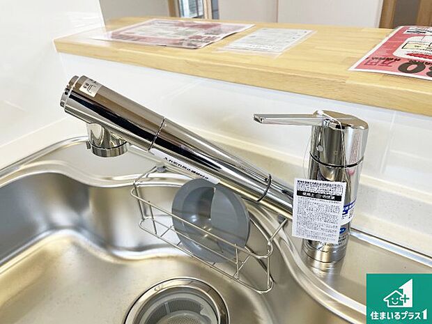 【キッチン水栓】浄水器を内蔵！炊飯時、お茶を作る時に安心してお水を使えます！お湯と冷水、浄水と原水、シャワーの切替えもワンタッチです！