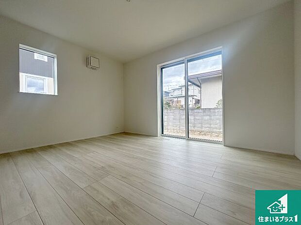 【洋室】寝室は心地よい眠りについてもらいたくて、シンプルかつ開放的な空間な設計にしています！大きな窓から差し込む日が心地いいです♪