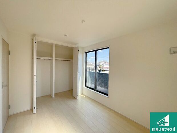 【洋室】シンプルな洋室は、自分好みのインテリアが楽しめます♪ご家族とインテリアや家具を選びに行くのは新築購入時の醍醐味の一つです。ぜひお楽しみください♪