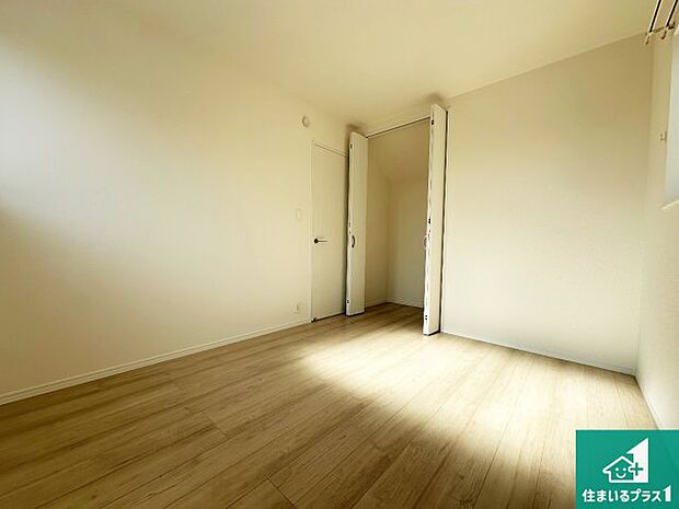 【洋室】収納スペースが充実しているので子供の成長に合わせてたくさん収納ができます!家族構成に合わせた様々な活用ができる収納!