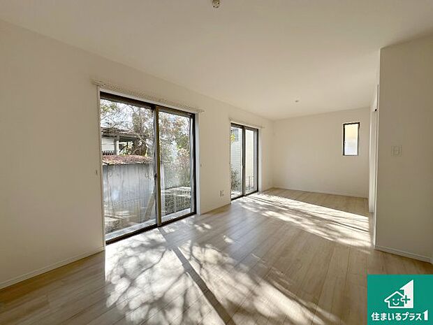 【居間・リビング】日当たり良好の明るいリビングで朝の目覚めもスッキリできそう!対面キッチンでご家族のコミュニケーションも自然と増える設計!小さなお子様が遊ぶスペースを作っても広々とくつろげるLDK!