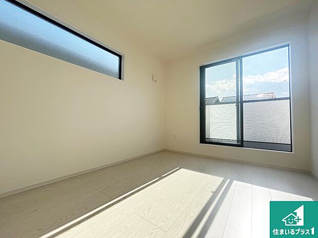 【洋室】シンプルな洋室は、自分好みのインテリアが楽しめます♪ご家族とインテリアや家具を選びに行くのは新築購入時の醍醐味の一つです。ぜひお楽しみください♪