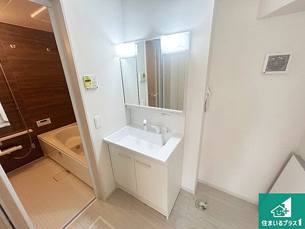 【独立洗面台】清潔感のある洗面台です。フラットな鏡は掃除がしやすく毎日清潔!鏡裏には収納があるのでスッキリとした洗面台が保てます。