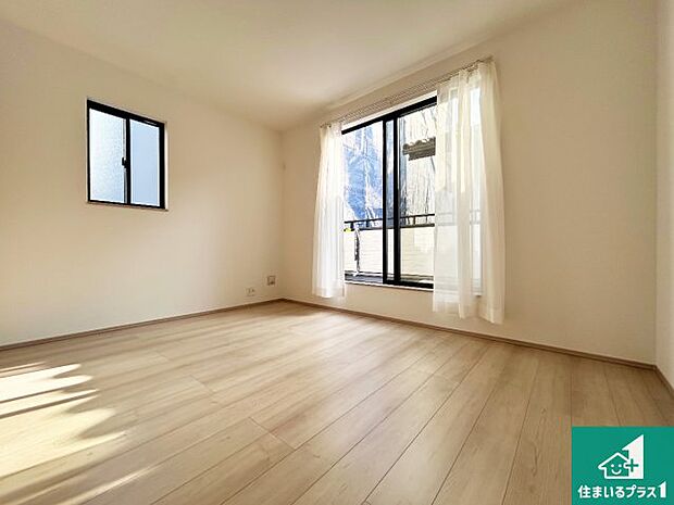 【洋室】寝室は心地よい眠りについてもらいたくて、シンプルかつ開放的な空間な設計にしています！大きな窓から差し込む日が心地いいです♪