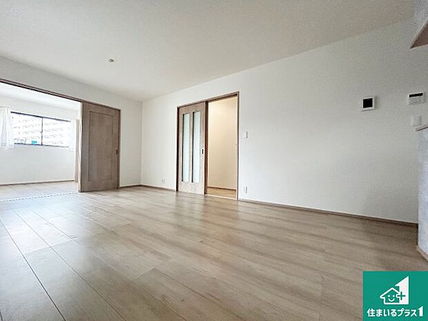 【居間・リビング】日当たり良好の明るいリビングで朝の目覚めもスッキリできそう！対面キッチンでご家族のコミュニケーションも自然と増える設計！小さなお子様が遊ぶスペースを作っても広々とくつろげるLDK！