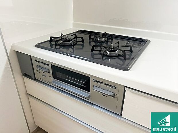 【コンロ】ダブル高火力Ｓｉセンサー付きコンロ！３口あるので、まとめて料理をする時も大活躍！