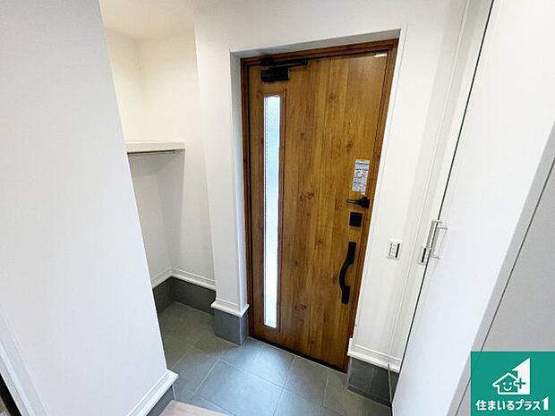 【玄関】シューズボックスにはたくさんの靴が収納できるので玄関周りはいつもスッキリ!ご家族が増えても安心!