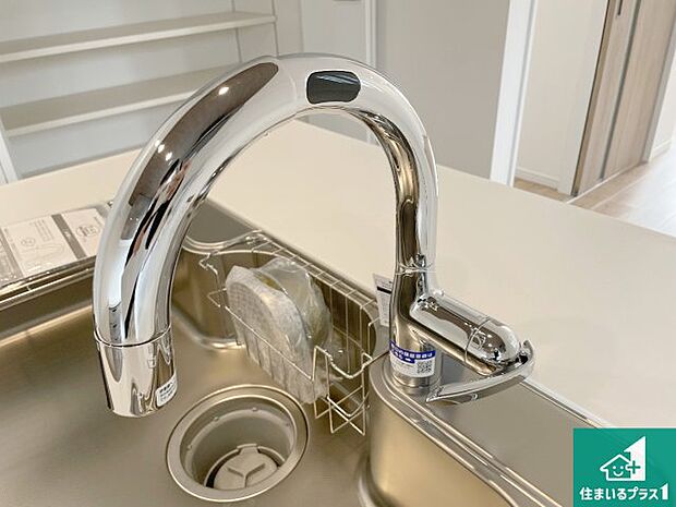【キッチンシンク】蛇口の先端に浄水器を内蔵しています!原水と浄水、お湯と冷水、シャワーの切替えがワンタッチなので用途によって使い分けられます。