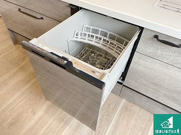 【食器洗浄乾燥機】食事後の一仕事、食器洗いをボタン一つでお任せできちゃいます!場所を取らないビルトイン式なので、お料理スペースもしっかり確保!