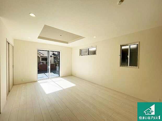 【居間・リビング】日当たり良好の明るいリビングで朝の目覚めもスッキリできそう！対面キッチンでご家族のコミュニケーションも自然と増える設計！小さなお子様が遊ぶスペースを作っても広々とくつろげるLDK！