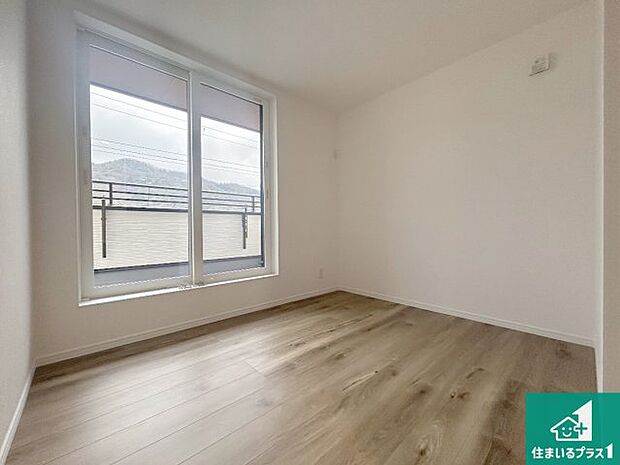 【洋室】シンプルな洋室は、自分好みのインテリアが楽しめます♪ご家族とインテリアや家具を選びに行くのは新築購入時の醍醐味の一つです。ぜひお楽しみください♪