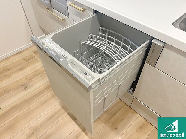 【食器洗浄乾燥機】食事後の一仕事、食器洗いをボタン一つでお任せできちゃいます!場所を取らないビルトイン式なので、お料理スペースもしっかり確保!