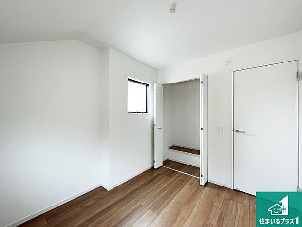 【洋室】寝室は心地よい眠りについてもらいたくて、シンプルかつ開放的な空間な設計にしています!大きな窓から差し込む日が心地いいです♪