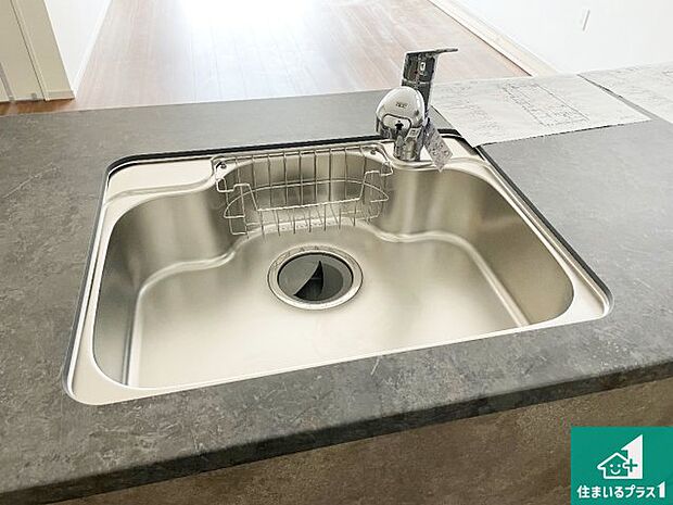 【キッチンシンク】蛇口の先端に浄水器を内蔵しています!原水と浄水、お湯と冷水、シャワーの切替えがワンタッチなので用途によって使い分けられます。