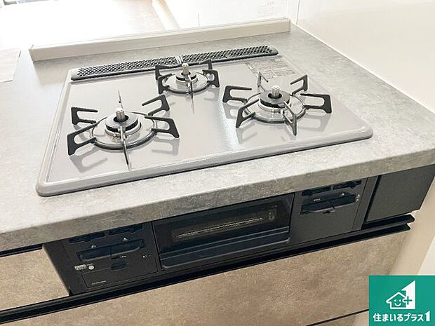 【コンロ】ダブル高火力Siセンサー付きコンロ!3口あるので、まとめて料理をする時も大活躍!