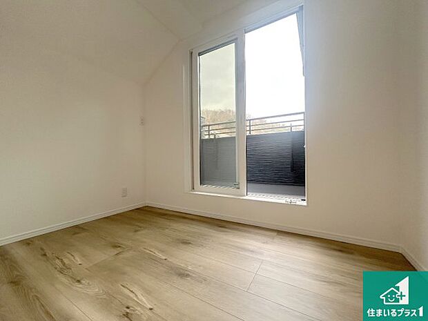 【洋室】寝室は心地よい眠りについてもらいたくて、シンプルかつ開放的な空間な設計にしています!大きな窓から差し込む日が心地いいです♪