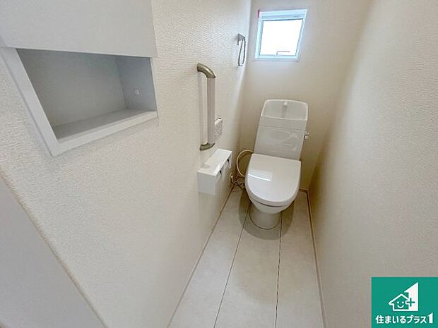 【トイレ】1・2階の2ヶ所にあるので、朝の忙しい時間の順番待ちもなく、深夜の利用にも大変便利です。