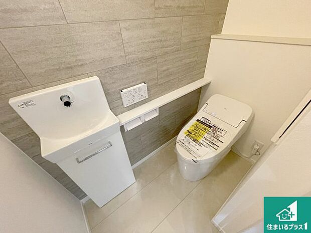 【トイレ】1・2階の2ヶ所にあるので、朝の忙しい時間の順番待ちもなく、深夜の利用にも大変便利です。