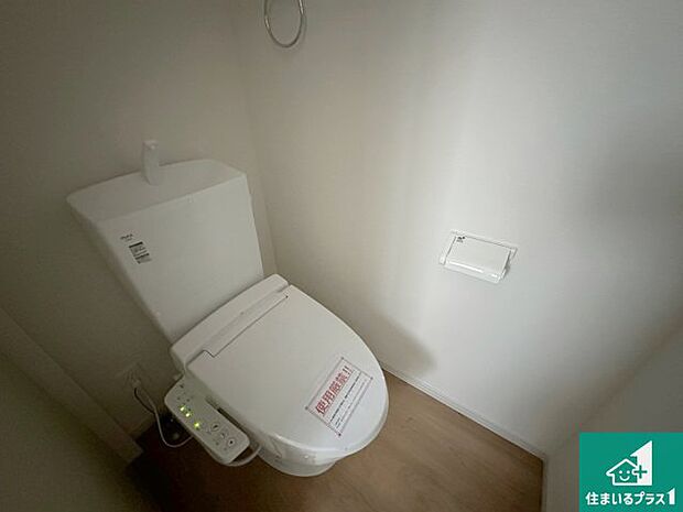 【トイレ】1・2階の2ヶ所にあるので、朝の忙しい時間の順番待ちもなく、深夜の利用にも大変便利です。