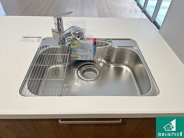 【キッチンシンク】蛇口の先端に浄水器を内蔵しています!原水と浄水、お湯と冷水、シャワーの切替えがワンタッチなので用途によって使い分けられます。