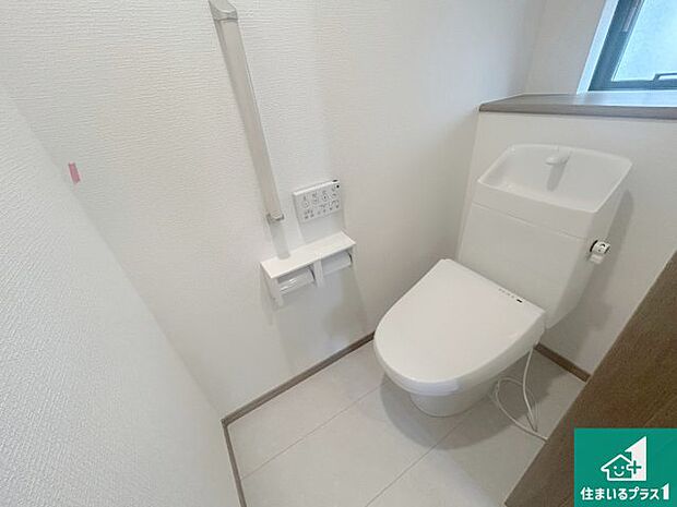 【トイレ】1・2階の2ヶ所にあるので、朝の忙しい時間の順番待ちもなく、深夜の利用にも大変便利です。