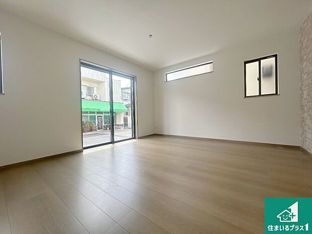 【居間・リビング】日当たり良好の明るいリビングで朝の目覚めもスッキリできそう！対面キッチンでご家族のコミュニケーションも自然と増える設計！小さなお子様が遊ぶスペースを作っても広々とくつろげるLDK！