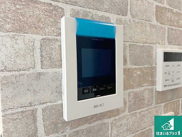 【カラーモニターインターホン】声だけでなく来訪者の姿や顔がモニターで確認できるので、小さなお子様がいらっしゃるご家庭でも安心できます！