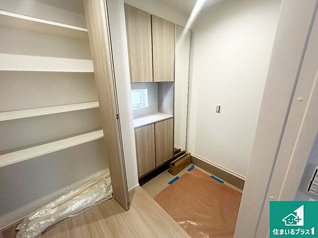 【玄関】シューズボックスにはたくさんの靴が収納できるので玄関周りはいつもスッキリ!ご家族が増えても安心!