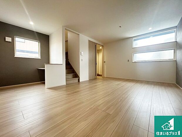 【居間・リビング】日当たり良好の明るいリビングで朝の目覚めもスッキリできそう!対面キッチンでご家族のコミュニケーションも自然と増える設計!小さなお子様が遊ぶスペースを作っても広々とくつろげるLDK!