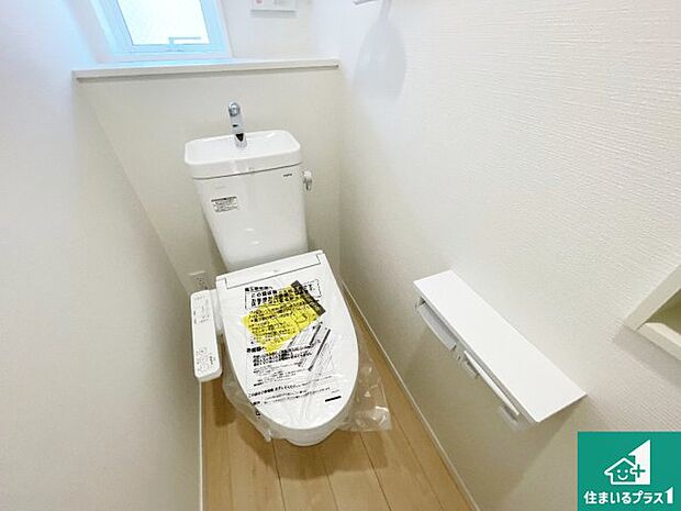 【トイレ】1・2階の2ヶ所にあるので、朝の忙しい時間の順番待ちもなく、深夜の利用にも大変便利です。