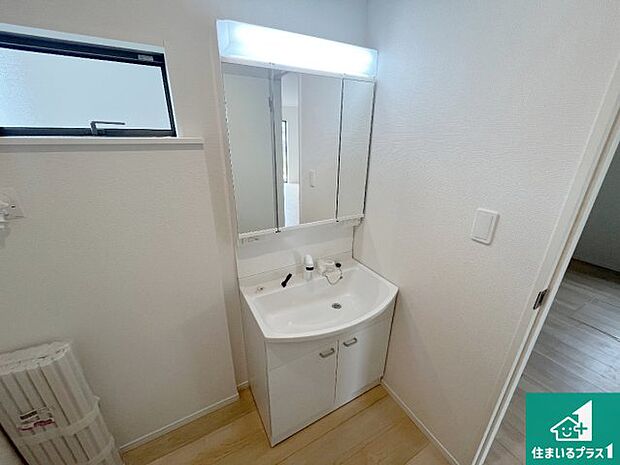 【独立洗面台】清潔感のある洗面台です。フラットな鏡は掃除がしやすく毎日清潔！鏡裏には収納があるのでスッキリとした洗面台が保てます。