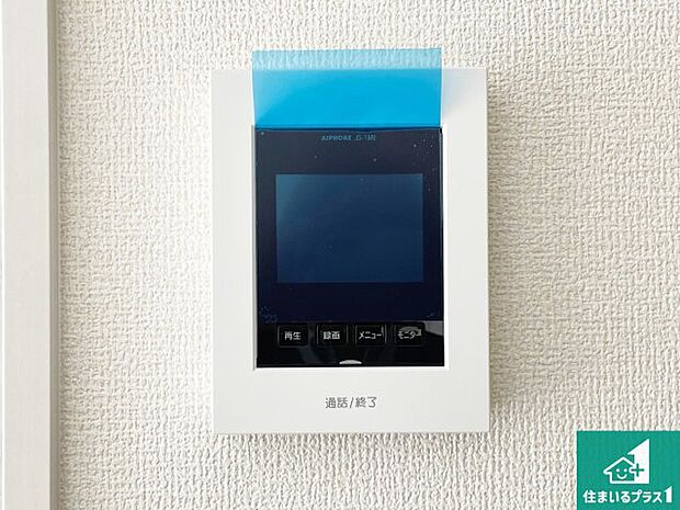 【カラーモニターインターホン】声だけでなく来訪者の姿や顔がモニターで確認できるので、小さなお子様がいらっしゃるご家庭でも安心できます！