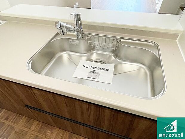 【キッチンシンク】蛇口の先端に浄水器を内蔵しています！原水と浄水、お湯と冷水、シャワーの切替えがワンタッチなので用途によって使い分けられます。