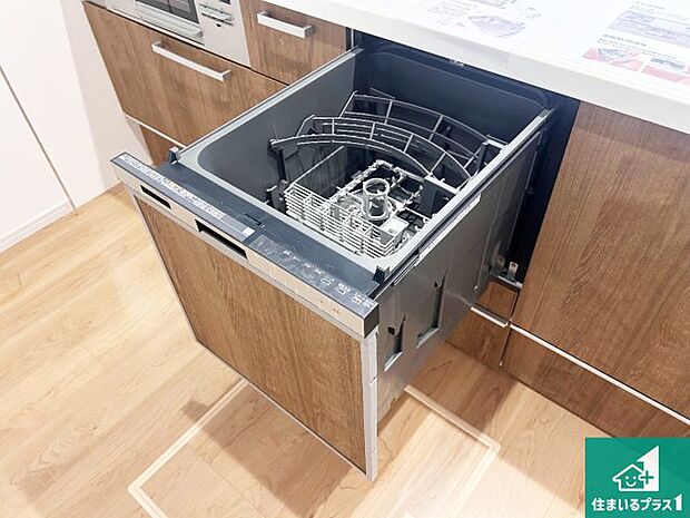 【食器洗浄乾燥機】食事後の一仕事、食器洗いをボタン一つでお任せできちゃいます!場所を取らないビルトイン式なので、お料理スペースもしっかり確保!