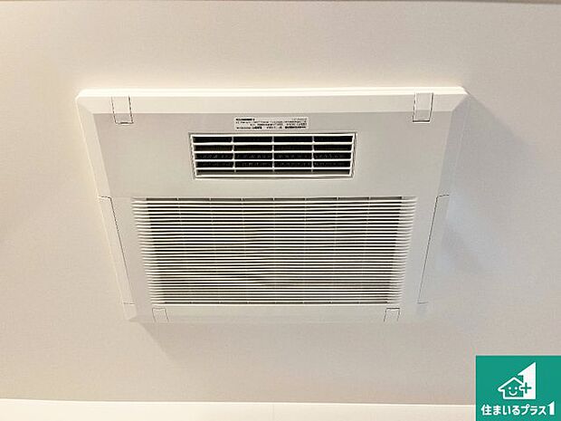 【浴室暖房乾燥機】四季を通して快適なバスライフをお手伝いする浴室暖房乾燥機！浴室の乾燥・暖房・涼風・換気はもちろん、２４時間換気にも対応！ 
